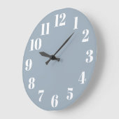 Grande Horloge Ronde Numéros Dusty Blue tendance (Angle)