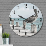 Grande Horloge Ronde Océan côtier Pélican<br><div class="desc">Ce beau plan présente un pélican brun et son environnement naturel,  dont un océan bleu et un sentier en bois déchiqueté. Idéal pour un beach home,  ou n'importe où vous voulez apporter une petite ambiance côtière ou balnéaire. Belle Brown Pelicans Ocean Coastal Beach Grande horloge</div>