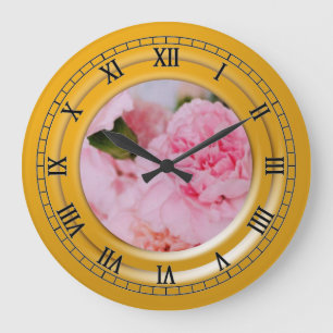 Grande Horloge Ronde oeillets roses photographiés dans un style vintage