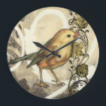 Grande Horloge Ronde Oiseau jaune et vert sur Arrière - plan Vintage<br><div class="desc">Ce mélange de peinture et de croquis dépeint un gros plan d'oiseau jaune et vert sur un simple arrière - plan noir et beige. Les lignes blanches de l'arrière - plan ajoutent un ton vintage. Cette image s'adapterait parfaitement à n'importe quel produit Zazzle personnalisable.</div>