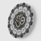 Grande Horloge Ronde OM Symbole Yoga noir blanc dentelle Mandala Horlog (Angle)
