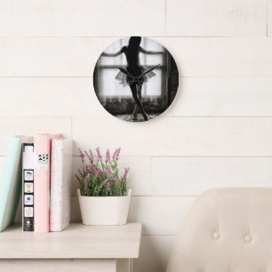 Grande Horloge Ronde Ombre dansante près de la fenêtre