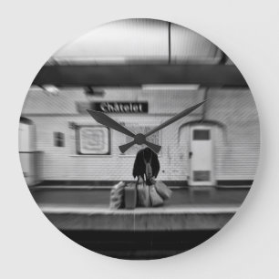 Grande Horloge Ronde On fait du shopping bags in subway
