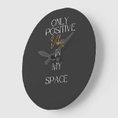 Grande Horloge Ronde Only positive Vibes in my space (Angle)