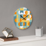 Grande Horloge Ronde Orange Jaune Turquoise Bleu Mer Motif Art Rétro<br><div class="desc">Beau contemporain blanc, jaune, orange, bleu turquoise et maritime seaglass vert cercles géométriques et demi-cercles motif.. Elégant, élégant et éclectique design minimalisme pour le décorateur artistique, décorateur artistique, branché populaire, style d'art rétro vintage ou abstrait amateur de motifs géométriques numériques. Associez ce design à vos couleurs de décoration intérieure et...</div>