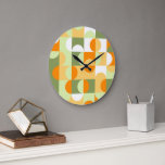 Grande Horloge Ronde Orange Sunny Jaune foncé Vert Motif d'art rétro<br><div class="desc">Beau blanc contemporain, jaune ensoleillé, orange, vert foncé et vert clair cercles géométriques et demi-cercles motif.. Elégant, élégant et éclectique design minimalisme pour le décorateur artistique, décorateur artistique, branché populaire, style d'art rétro vintage ou abstrait amateur de motifs géométriques numériques. Associez ce design à vos couleurs de décoration intérieure et...</div>