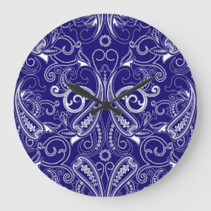 Grande Horloge Ronde Paisley monochrome : bleu, blanc élégance.
