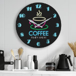 Grande Horloge Ronde Panneau Retro Neon Café Café<br><div class="desc">Nom personnalisé Retro noir brillant Personnalisé Neon Signer Coffee Coffee Mur Horloge par Imprimable Pretty. L'horloge parfaite pour la cuisine,  ou la grotte de l'homme et fait un grand cadeau pour les amateurs de café!</div>