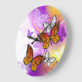 Grande Horloge Ronde Papillons Monarque sur Arrière - plan pourpre (Angle)