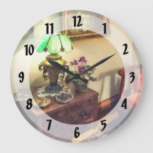 Grande Horloge Ronde Parlerie douillette avec lampadaire à fleurs