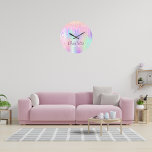Grande Horloge Ronde Parties scintillant arc-en-ciel goutte rose monogr<br><div class="desc">Un arrière - plan holographique branché aux couleurs pastel unicorne et arc-en-ciel rose, violet, or rose, vert menthe. Décoré avec des gouttes de parties scintillant en or rose, rose et violet. Personnalisez et ajoutez un nom et vos initiales monographiques. Le nom est écrit avec un script de style moderne écrit...</div>