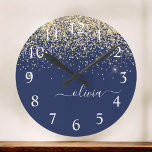 Grande Horloge Ronde Parties scintillant Bleu de la Marine d'or Script<br><div class="desc">Parties scintillant à étincelles bleu marine et or brossé Script Monogramme Nom Horloge. Cela rend le cadeau parfait pour 16 ans,  mariage,  douche nuptiale,  anniversaire,  baby shower ou bachelorette pour quelqu'un qui aime le luxe glam et les styles chic.</div>
