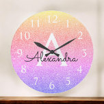 Grande Horloge Ronde Parties scintillant d'étincelle arc-en-ciel Nom du<br><div class="desc">Monogramme de Parties scintillant d'étincelle Gold,  Rose et Violet Rainbow Pastel Nom et horloge murale initiale de service. L'horloge murale est le cadeau parfait pour quelqu'un qui aime la parties scintillant brillante argentée.</div>