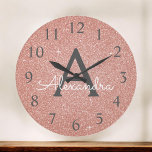 Grande Horloge Ronde Parties scintillant d'étincelle rose Rose Gold Nom<br><div class="desc">Pink - Rose Gold Sparkle Parties scintillant Monogramme Nom et première serrure murale qui peut être utilisé à la maison, au bureau ou dans une entreprise de salon de beauté pour Nails, Microblading, Eyelash Extensions (Lashes), Hair ou maquillage. L'horloge murale est le cadeau idéal pour ceux qui aiment la parties...</div>