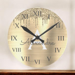 Grande Horloge Ronde Parties scintillant d'or brossé Nom du monogramme<br><div class="desc">Gold Faux Foil Metallic Sparkle Parties scintillant brossé Monogramme en métal Nom et horloge murale de luxe initial. Cela rend le cadeau parfait pour 16 ans,  mariage,  douche nuptiale,  anniversaire,  baby shower ou bachelorette pour quelqu'un qui aime le luxe glam et les styles chic.</div>