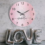 Grande Horloge Ronde Parties scintillant en argent rose pâle, en métal<br><div class="desc">Un faux arrière - plan rose vif à l'allure métallique, décoré avec de la poussière de parties scintillant en faux argent. Personnalisez et ajoutez votre nom écrit avec un script de style à la main tendance avec des swashes. Pour que les swashes ne suppriment que le nom de l'échantillon, laissez...</div>