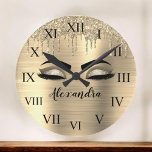 Grande Horloge Ronde Parties scintillant Gold Sparkle Eyelashes Nom du<br><div class="desc">Gold Faux Foil Parties scintillant à éclaboussures métalliques broyées Nom du monogramme de métal et cils initiaux (clignotements),  extensions Eyelash et horloges décoratives des yeux. Le design fait le cadeau sucré de 16 ans,  mariage,  douche nuptiale,  anniversaire,  baby shower ou bachelorette pour quelqu'un qui cherche un style cool branché.</div>