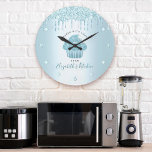 Grande Horloge Ronde Parties scintillant turquoise Drives Cupcake Baker<br><div class="desc">Faites une impression élégante avec cette horloge murale de nom personnalisé, élégante, sophistiquée, simple et moderne. Un cupcake bleu turquoise brillant, un script écrit à la main et des gouttes de parties scintillant superposent un arrière - plan bleu sombre bleu aqua, un faux métal turquoise. Personnalisez avec votre nom complet,...</div>