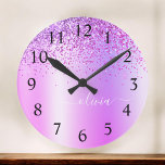 Grande Horloge Ronde Parties scintillant violet Glam Nom du monogramme<br><div class="desc">Purple Faux Foil Métallic Parties scintillant étincelante brossé Métal Monogramme Nom Horloge. Cela rend le cadeau parfait pour 16 ans,  mariage,  douche nuptiale,  anniversaire,  baby shower ou bachelorette pour quelqu'un qui aime le luxe glam et les styles chic.</div>