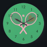 Grande Horloge Ronde Pastel Heart Tennis Lecteur Racquets Ball Girl<br><div class="desc">Classic et élégant, Prppy rose Tennis Rackets avec coeur Pour elle | Court De Tennis D'Été. Cadeau pour joueur de tennis, match de tennis en raquette rose sur un arrière - plan blanc. Cadeau personnalisé pour un joueur de tennis. Joueurs de tennis branchés décoration maison. Des cadeaux de joueurs de...</div>