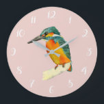 Grande Horloge Ronde Peinture à l'aquarelle Kingfisher Bird<br><div class="desc">C'est un tableau aquarelle d'un oiseau de martin-pêcheur. Il est assis au bord d'une branche. L'oiseau a des couleurs vives. Orange et jaune sur son ventre et vert sur sa tête et ses ailes. Il regarde de côté.</div>