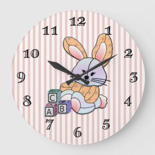 Grande Horloge Ronde Pépinière à rayures roses personnalisées - Lapin