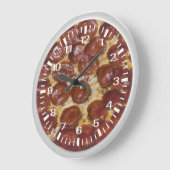 Grande Horloge Ronde Pepperoni Pizza (Angle)
