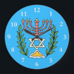 Grande Horloge Ronde Persian Magen David Menorah<br><div class="desc">Cette image a été adaptée à partir d'un carrelage juif perse antique et présente une menorah avec un Magen David (Étoile de David) encadré de branches d'olivier.  Les imperfections de l'image originale peinte à la main ont été conservées.</div>