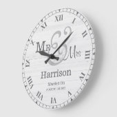 Grande Horloge Ronde Personnalisé Mr & Mrs Gray White Retro Wood Couple (Angle)