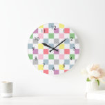Grande Horloge Ronde Petits chèques couleurs pastel À damiers blanc<br><div class="desc">Les tons pastel modernes et le damier blanc coloré sont motif. Design à damiers esthétique pastel. Les chèques pastel s'appliquent à la décoration de la maison, aux produits de la fête et aux cadeaux personnalisés. La motif à damiers dans les tons pastel.</div>