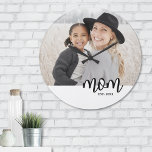 Grande Horloge Ronde Photo établie par Maman<br><div class="desc">Simple Maman Horloge murale personnalisée. Célébrez la maternité avec cette horloge murale minimaliste avec une grande photo au centre pour un look propre et moderne. Sous la photo, le mot "maman" apparaît dans une police serif minuscule sur une bande blanche pour une touche chaleureuse et ludique. Vous pouvez le personnaliser...</div>