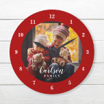 Grande Horloge Ronde Photo personnalisée et nom de famille Personnalisé<br><div class="desc">Créez une horloge murale ronde ou carré spéciale personnalisée avec votre photo et votre monogramme de nom de famille. Le design se décline dans des couleurs simples, modernes, rouges et blanches, ou utilise les outils de design pour choisir les polices et les couleurs qui correspondent à votre propre style de...</div>