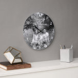 Grande Horloge Ronde Photo personnalisée nom personnalisé noir et blanc<br><div class="desc">Photo personnalisée nom personnalisé noir et blanc lettres et chiffres rétro police murale horloge. Un beau cadeau personnalisé pour un couple,  pour la famille,  le chauffage de la maison ou toute autre occasion.</div>