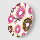 Grande Horloge Ronde Pink & Brown Sprinkts Donuts Moderne Fun Cute (Angle)