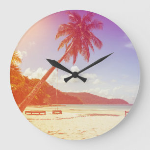 Grande Horloge Ronde Plage, cocotier, lit en bois.