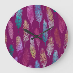 Grande Horloge Ronde Plumes colorées : motif arrière - plan violet.