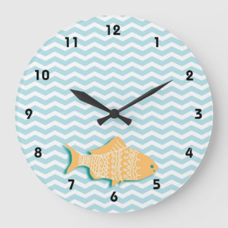 Grande Horloge Ronde Poisson d'or sur chevron bleu aqua