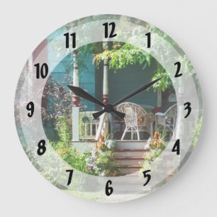 Grande Horloge Ronde Porche avec pots à fleurs et chaises en osier