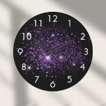 Grande Horloge Ronde poussière de parties scintillant violette noire<br><div class="desc">Un arrière - plan noir chic,  décoré avec de la poussière de parties scintillant en faux violet. Chiffres blancs.</div>