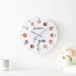 Grande Horloge Ronde Première année du bébé 12 mois photos personnalisé<br><div class="desc">1ère année horloge avec pour les premières photos de 12 mois de bébé. Travaillez avec ce modèle pour personnaliser avec le nom et les photos de votre enfant. Accrochez-le là où votre enfant peut voir la croissance au cours de la première année. Vous pouvez également l'afficher à la première fête...</div>