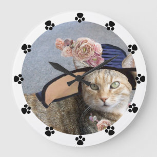 GRANDE HORLOGE RONDE PRINCESS TATUS, CHAT ÉLÉGANT, GRAND CASQUETTE DIVA