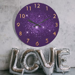 Grande Horloge Ronde Purple glitter<br><div class="desc">Une couleur arrière - plan violette profonde. Décoré avec de la poussière de parties scintillant imitation. Des chiffres d'or.</div>