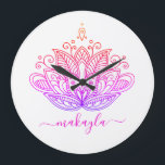 Grande Horloge Ronde Rainbow Mandala Flower Bohemian<br><div class="desc">L'horloge design de fleur de mandala en arc-en-ciel d'inspiration bohémienne est personnalisée avec un nom. Cette belle horloge design Boho est parfaite pour la chambre de votre fille ado.</div>