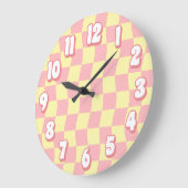 Grande Horloge Ronde Retro Pastel rose jaune Wavy Checkerboard (Angle)