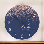 Grande Horloge Ronde Rose bleu marine Gold Blush Pink Parties scintilla<br><div class="desc">Parties scintillant étincelante rose bleu marine et Rose or Blush  brossée Script Monogramme Nom Horloge. Cela rend le cadeau parfait pour 16 ans,  mariage,  douche nuptiale,  anniversaire,  baby shower ou bachelorette pour quelqu'un qui aime le luxe glam et les styles chic.</div>