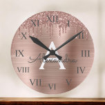 Grande Horloge Ronde Rose Gold - Parties scintillant rose pâle Nom du m<br><div class="desc">Rose Gold - Blush Pink Faux Foil Parties scintillant à étincelle métallique brossé Monogramme en métal Nom et horloge murale de luxe initial. Cela rend le cadeau parfait pour 16 ans,  mariage,  douche nuptiale,  anniversaire,  baby shower ou bachelorette pour quelqu'un qui aime le luxe glam et les styles chic.</div>