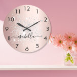Grande Horloge Ronde Rose or argent parties scintillant poussière métal<br><div class="desc">Un arrière - plan rose à l'aspect faux métallique, décoré de poussière de parties scintillant faux argent. Personnalisez et ajoutez votre nom écrit avec un script de style à la main tendance avec des swashes. Pour que les swashes ne suppriment que le nom de l'échantillon, laissez les espaces ou émoticônes...</div>