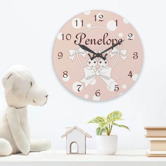 Grande Horloge Ronde Rose pastel ruban blanc cassé et lapins jumeaux mi