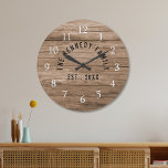 Grande Horloge Ronde Rustic Brown<br><div class="desc">Horloge familiale avec un arrière - plan en bois rustique pour votre décor de cuisine de style ferme. Personnalisez avec le nom de famille et l'année établie pour une horloge murale ferme unique.</div>