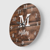 Grande Horloge Ronde Rustic Brown Wood Script Nom de famille Monogrammé (Angle)